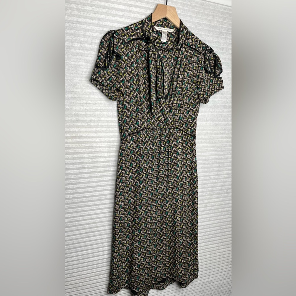 Diane Von Furstenberg 100% Silk Dress Short Sleeve Size 2